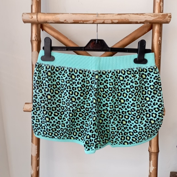 ✨FREE WITH PURCHASE✨ Animal Print Pyjama Shorts - Picture 4 of 17